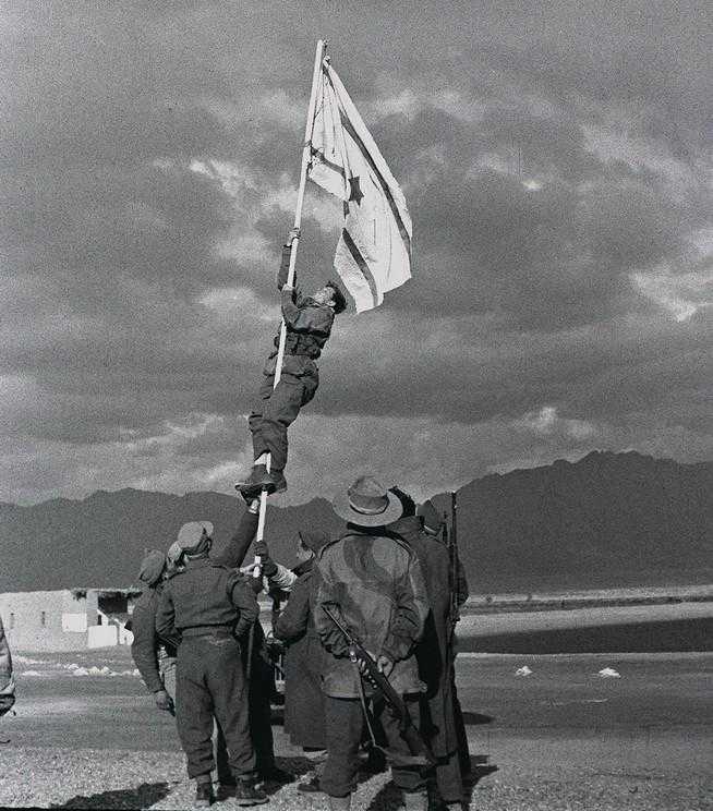1948 savaşının sonu, İsrail askerleri Umm Rashrash (günümüz Eilat)’a bayrak çekiyor.