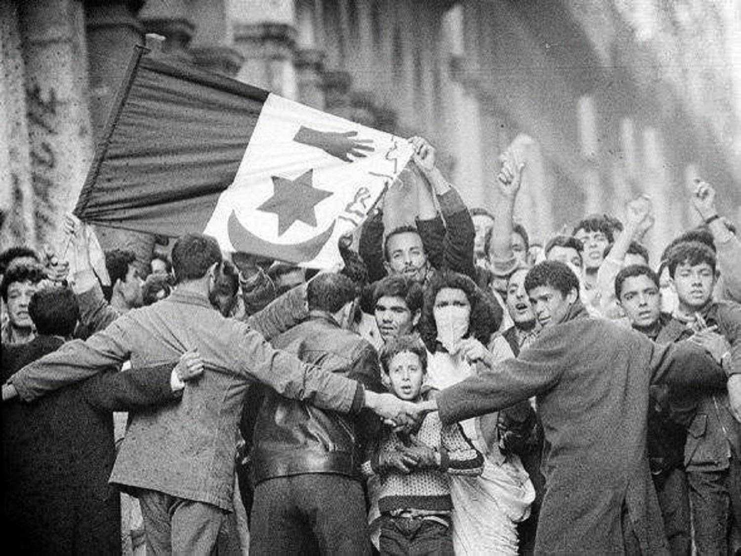 Cezayir'deki gösterilerden bir Fotoğraf