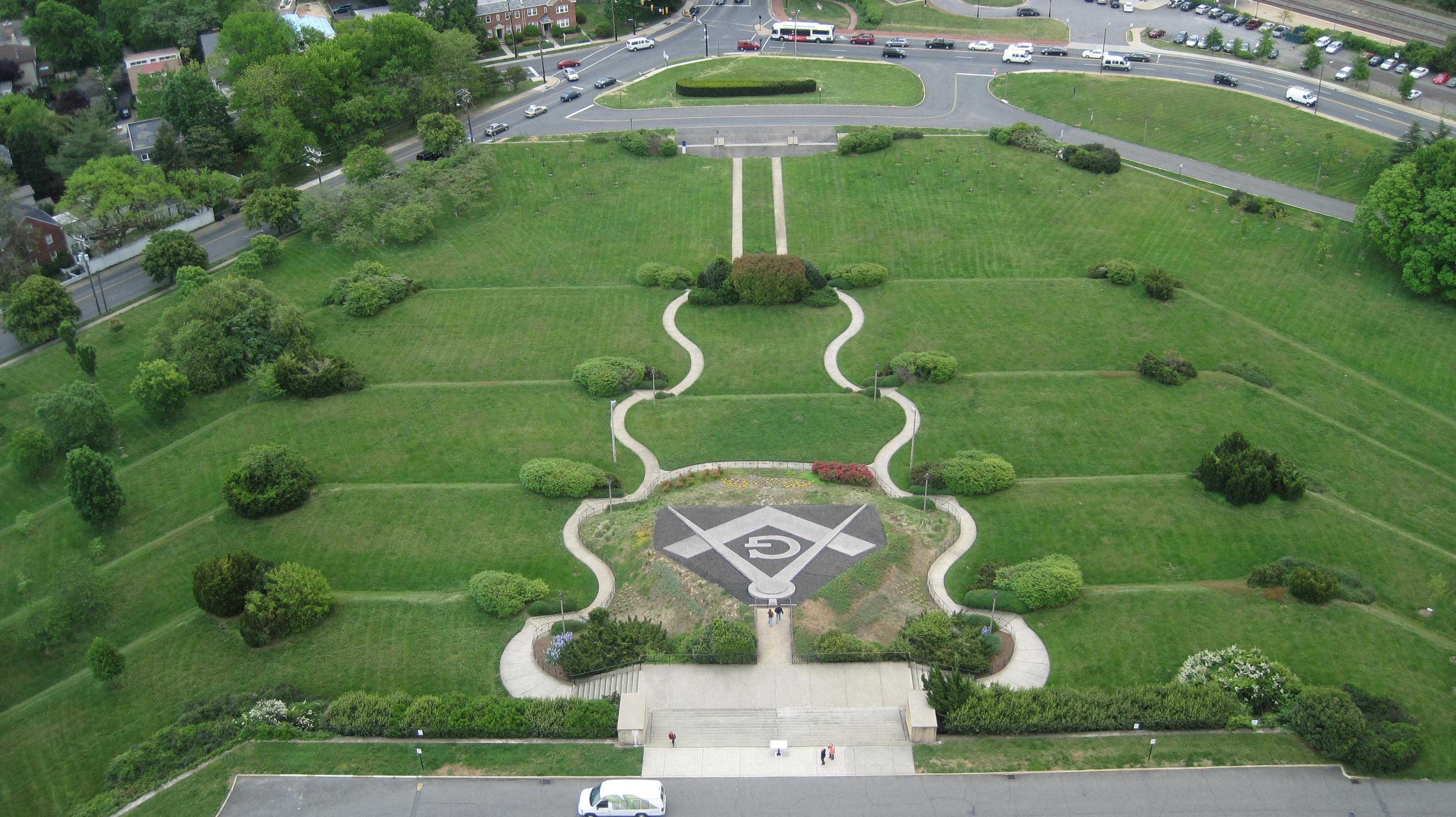 Fotoğraf Wikipedia'dan alınmıştır. George Washington Mason Ulusal Anıtı önü.