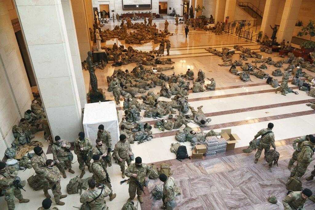 Kongre içinde uyuyan Amerikan askerleri.