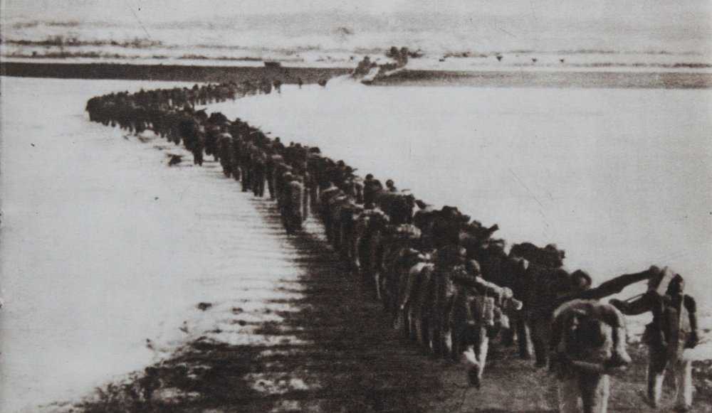 Kore Savaşı'nda savaşmak için Yalu Nehri'ni geçen Çin birlikleri 1950.