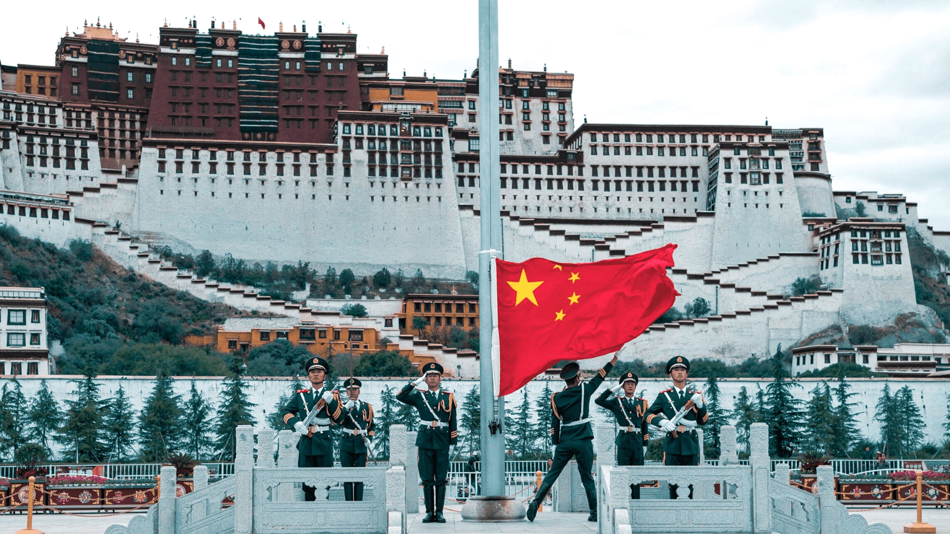 Potala Sarayı 'Barışçıl Kurtuluş Anıtı' önünde nöbet değişimi yapan Çin Askerleri.