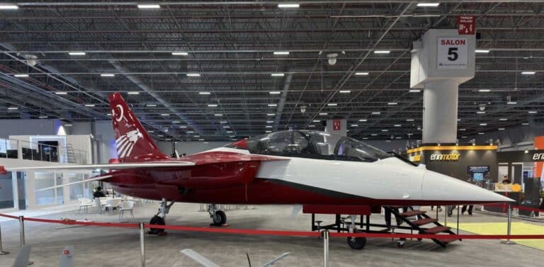 HÜRJET Kırmızı Beyaz Boya ile İkinci Kez Uçtu