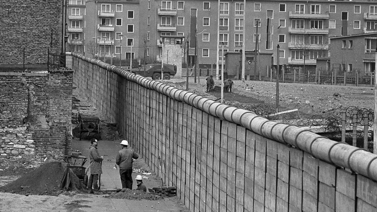 Фрг и гдр берлинская стена. Берлинская стена 1975. Берлинская стена ГДР. Берлинская стена 1982. Берлинская стена СССР.